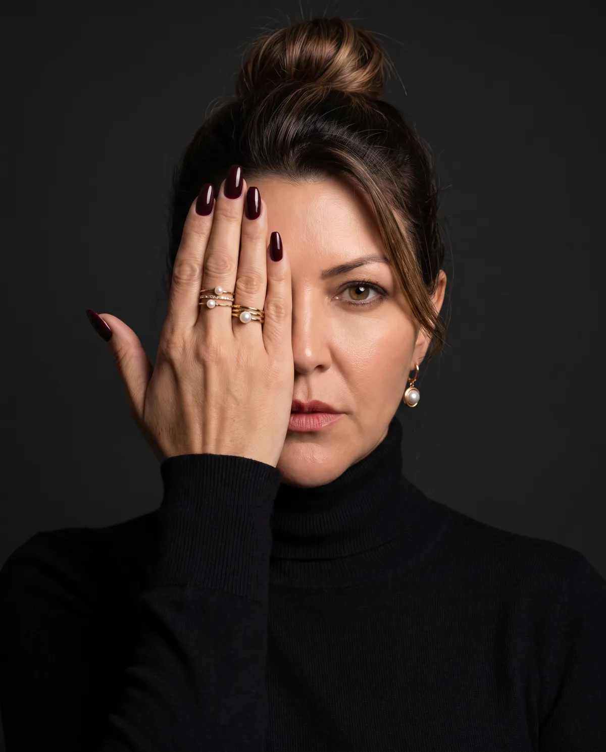 Retrato feminino em estúdio com gola alta preta